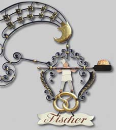 Bäckerei, Konditorei, Fischer, Kuernach, Kürnach im Herzen des Maindreiecks, Main, Maindreieck, Kürnach, 10km nach Würzburg, 11 km nach Eisenheim, 15km nach Volkach Der schöne Ausleger an der Bäckerei von Adolf Röding in der Bergstraße. Darauf zu sehen ist ein Bäcker der einen leckeren Kuchen mit dem Schusser aus dem Ofen heraus holt, der auf einer goldenen Brezel steht, darunter steht auf einem Schild der Name der Familie und somit der Bäckerei: Fischer.